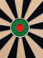 Keltik Ravencore Dartboard Set mit Surround und Steeldarts